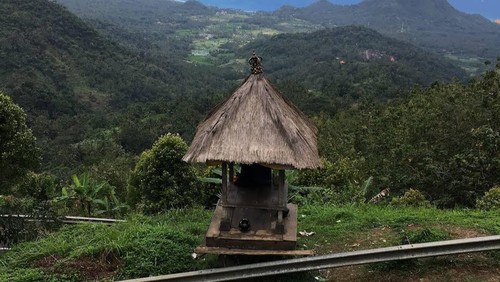 Menikmati panorama dari atas Bukit Putung di Desa Adat Putung, Duda Timur, Kecamatan Selat, Kabupaten Karangasem, Bali.