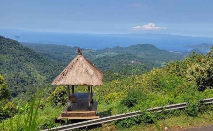 Bukit Putung yang menyuguhkan keindahan alam yaitu pegunungan dan lautan dari atas ketinggian