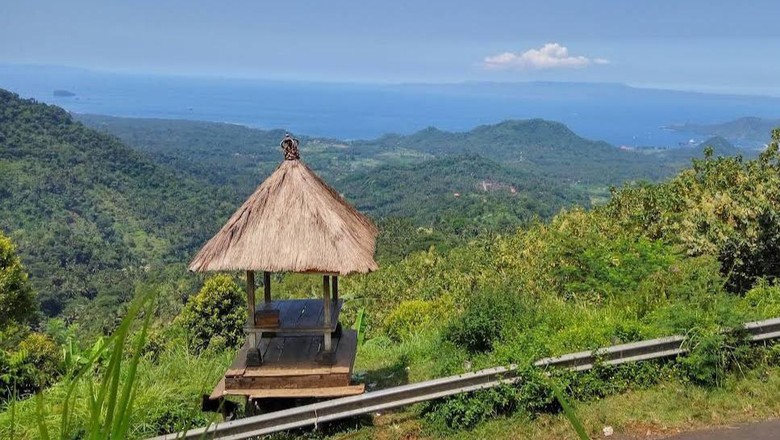 Bukit Putung yang menyuguhkan keindahan alam yaitu pegunungan dan lautan dari atas ketinggian Bukit Putung yang menyuguhkan keindahan alam yaitu pegunungan dan lautan dari atas ketinggian