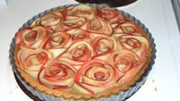 Kalau ini bunga mawarnya dibentuk dari adonan pie apel. Jika biasanya pie apel hanya berbentuk bundar, tapi kali ini kamu bisa coba membuat pie apel dengan bentuk bunga mawar yang lebih menarik. Foto: top-10-food.com