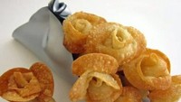 Siapa sangka pangsit goreng juga bisa loh dibentuk menjadi bunga mawar. Pangsit kecil-kecil itu terlihat lebih menggiurkan ya? Foto: top-10-food.com