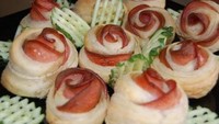 Kalau kreasi bunga mawar kali ini dibentuk dari bahan puff pastry. Untuk menambahkan unsur warna merahnya, bagian dalam puff pun diisi dengan daging merah. Kreatif ya. Foto: top-10-food.com