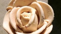 Ini dia kreasi makanan berbentuk bunga mawar yang tak boleh dilewatkan, es krim bunga mawar. Tetapi es krim ini sepertinya harus cepat-cepat dimakan nih! Foto: top-10-food.com