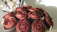 Waw cantik sekali! Ini bukan bunga mawar sungguhan, melainkan susunan cupcake yang krim nya dibentuk seperti kelopak bunga mawar. Cupcake itu pun disusun di atas vas bunga agar lebih cantik. Foto: top-10-food.com