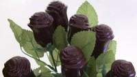 Ada ide lain nih untuk memberi hadiah kepada orang terkasih. Agar tidak bosan, cokelat pun bisa dibentuk menjadi buket bunga mawar lengkap dengan daun dan tangkainya. Foto: top-10-food.com