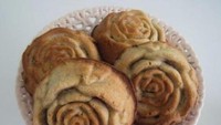Kali ini kue almond dibentuk menjadi lebih menarik loh. Kue almond tersebut diubah menjadi bentuk bunga mawar yang indah. Foto: top-10-food.com