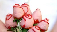 Sayang untuk dimakan! Kreasi ini terbuat dari cokelat dengan rasa stroberi. Sama seperti sebelumnya, cokelat pun dibentuk menyerupai buket bunga mawar berwarna pink dan merah. Foto: top-10-food.com