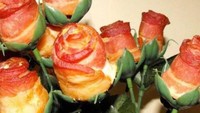 Keren! Bahkan makanan seperti daging bacon pun bisa dikreasikan menjadi setangkai bunga mawar. Bagusnya makanan ini bukan hanya cantik, tapi bisa juga disantap.  Foto: top-10-food.com
