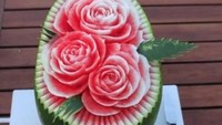 Salah satu makanan yang dibentuk menjadi bunga mawar adalah buah semangka besar. Daging buah semangka yang berwarna merah sangat cocok ya diukir menjadi bunga mawar. Foto: top-10-food.com
