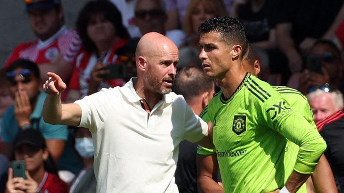 TOPSHOT - Manchester Uniteds Dutch manager Erik ten Hag (L) directs substitute Manchester Uniteds Portuguese striker Cristiano Ronaldo during the English Premier League football match between Southampton and Manchester United at St Marys Stadium in Southampton, southern England on August 27, 2022. - RESTRICTED TO EDITORIAL USE. No use with unauthorized audio, video, data, fixture lists, club/league logos or live services. Online in-match use limited to 120 images. An additional 40 images may be used in extra time. No video emulation. Social media in-match use limited to 120 images. An additional 40 images may be used in extra time. No use in betting publications, games or single club/league/player publications. (Photo by Adrian DENNIS / AFP) / RESTRICTED TO EDITORIAL USE. No use with unauthorized audio, video, data, fixture lists, club/league logos or live services. Online in-match use limited to 120 images. An additional 40 images may be used in extra time. No video emulation. Social media in-match use limited to 120 images. An additional 40 images may be used in extra time. No use in betting publications, games or single club/league/player publications. / RESTRICTED TO EDITORIAL USE. No use with unauthorized audio, video, data, fixture lists, club/league logos or live services. Online in-match use limited to 120 images. An additional 40 images may be used in extra time. No video emulation. Social media in-match use limited to 120 images. An additional 40 images may be used in extra time. No use in betting publications, games or single club/league/player publications. (Photo by ADRIAN DENNIS/AFP via Getty Images)