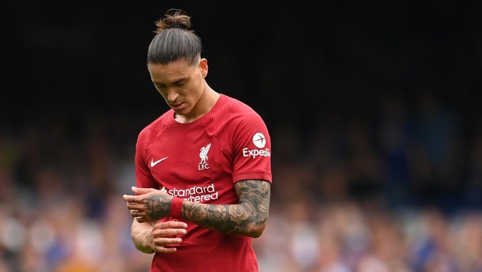 LIVERPOOL, ENGLAND - SEPTEMBER 03: Darwin Nunez of Liverpool in action during the Premier League match between Everton FC and Liverpool FC at Goodison Park on September 03, 2022 in Liverpool, England. (Photo by Michael Regan/Getty Images)