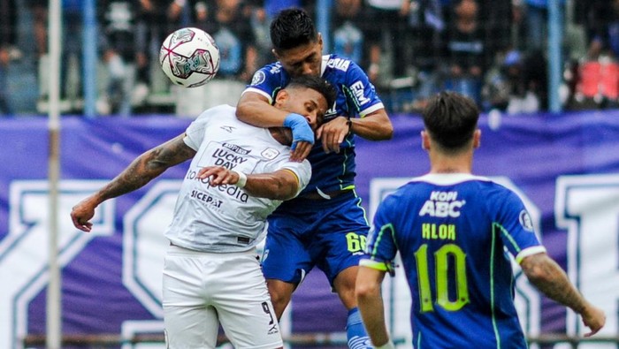 Pesepak Bola Persib Bandung David Da Silva (kanan) berebut bola dengan pesepak bola Rans Nusantara FC Arthur Bonai (kiri) pada pertandingan BRI Liga 1 di Stadion Gelora Bandung Lautan Api, Bandung, Jawa Barat, Minggu (4/9/2022). Pertandingan tersebut dimenangkan oleh Persib Bandung dengan skor 2-1. ANTARA FOTO/Raisan Al Farisi/hp.