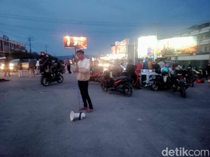 Demo Tolak Harga BBM Naik di Kendari, Mahasiswa Sweeping Mobil Pelat Merah