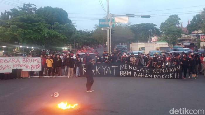 Mahasiswa Demo Tolak Kenaikan BBM di Depan Unhas, Jalan Perintis Macet.