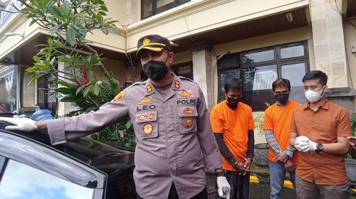 Dua orang pria di Badung, Bali, ditangkap Satreskrim Polres Badung gegara membeli Pertalite menggunakan 4 buah jeriken di tengah isu kenaikan harga BBM.