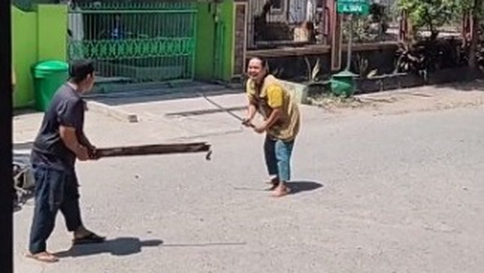 Dua orang pria di Kota Palu, Sulawesi Tengah (Sulteng), terlibat duel menggunakan balok dan pedang samurai.