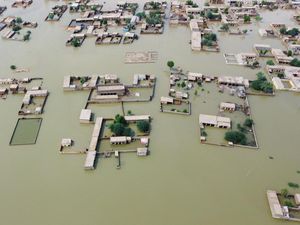 Momen Helikopter Lemparkan Bantuan untuk Korban Banjir Pakistan