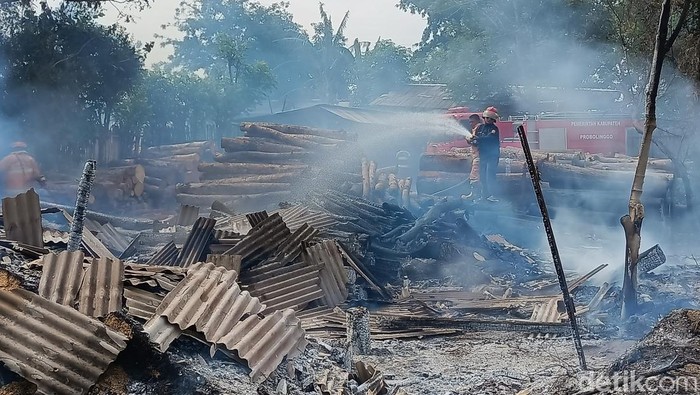 Gudang kayu di Probolinggo ludes terbakar