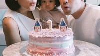Nah, ini adalah momen Gya dan Tarra saat merayakan ultang tahun anak pertamanya. Mereka kompak meniup lilin di kue ulang tahun berwarna cerah. Foto: Instagram @gyaps