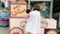 Begitu pula dengan Gya Sadiqah. Sosoknya sangat dekat dengan sang anak. Ini momennya saat mengajak anaknya jajan popcorn. Foto: Instagram @gyaps