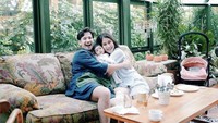 Terlihat kompak, begini kerseruan Gya Sadiqah dan Tarra Budiman bersama anak pertamanya makan di restoran berkonsep rumah kaca. Foto: Instagram @gyaps