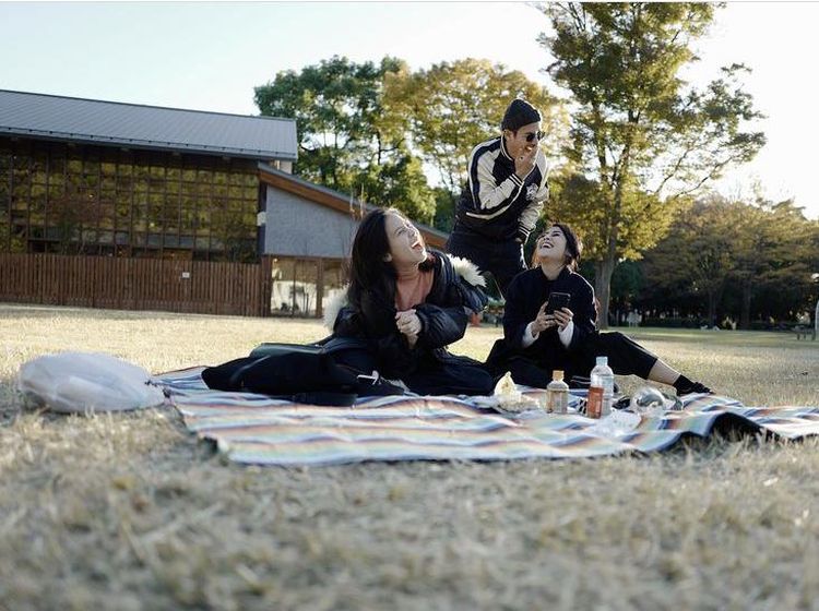 Romantisnya Gya Sadiqah dan Tarra Budiman saat Makan Gulali dan Piknik