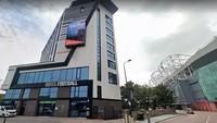 Sektor pariwisata dan perhotelan di seluruh dunia terdampak dengan hebat oleh pandemi. Hotel yang dimiliki oleh legenda Manchester United Ryan Giggs bersama rekan setimnya, Gary Neville juga jadi salah satu korbannya.  