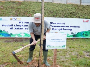 Hari Pelanggan, Hutama Karya Tanam Pohon-Bagi Merchandise di Jalan Tol