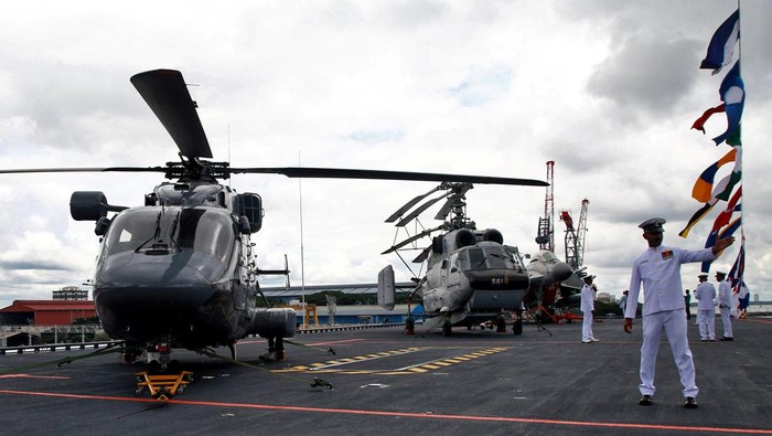 India Pamer Kapal Induk Pertama Buatan Lokal, Salah Satu yang Terbesar di Dunia Indian Navy officers stand on the flight deck of India's first home-built aircraft carrier INS Vikrant after its commissioning ceremony at a state-run shipyard in Kochi, India, September 2, 2022. REUTERS/Sivaram V