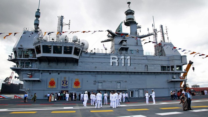 India Pamer Kapal Induk Pertama Buatan Lokal, Salah Satu yang Terbesar di Dunia Indian Navy officers stand on the flight deck of India's first home-built aircraft carrier INS Vikrant after its commissioning ceremony at a state-run shipyard in Kochi, India, September 2, 2022. REUTERS/Sivaram V