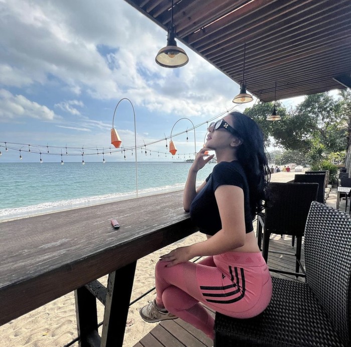 Intip Momen Siva Aprilia Model dan DJ Cantik Saat Nongkrong di Kafe