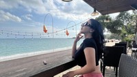 Wah, kali ini Siva Aprilia lagi nongkrong di kafe pinggir pantai sambil menikmati angin yang sejuk. Foto: Instagram @sivaapriliareal