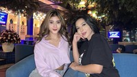 Tampaknya Siva Aprilia juga sering hangout bareng temannya. Seperti momen ini ketika Siva Aprilia dan temannya nongkrong bareng si kafe. Foto: Instagram @sivaapriliareal