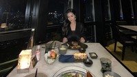 Dengan gaun hitam, Siva Aprilia pun tampak cantik menyantap beefsteak miliknya. Siva makan malam sama siapa ya? Foto: Instagram @sivaapriliareal