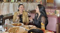 Kalau ini momen Siva Aprilia yang sedang makan siang di suatu restoran. Ada banyak makanan yang dipesan, mulai dari pizza hingga pasta. Siva terlihat sangat bahagia ya? Foto: Instagram @sivaapriliareal