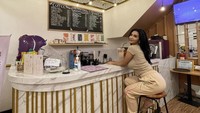 Ada juga momen ketika Siva Aprilia lagi nongkrong santai di kafe. Sambil menyeruput es kopi susu nya, Siva Aprilia tak lupa berpose dulu. Foto: Instagram @sivaapriliareal