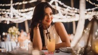 Ada lagi momen ketika Siva Aprilia menikmati malam yang indah di suatu restoran. Kira-kira dia pesan minum apa ya itu? Foto: Instagram @sivaapriliareal