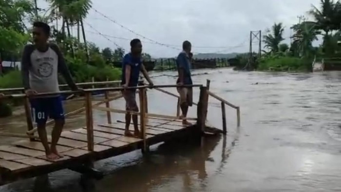 Jembatan gantung di Desa Polewali, Kajuara, Bone.