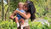 Jessica Iskandar mendapat pujian setelah mengunggah foto bersama sang bayi. Foto: dok instagram inijedar