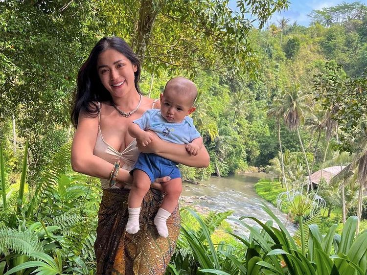 Jessica Iskandar Momong Bayi di Sawah, Dapat Puja-puji