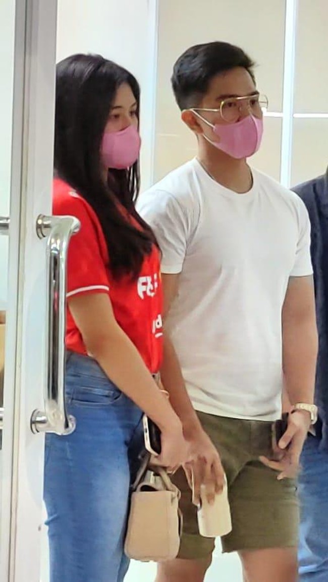 Pada pertengahan 2022, gaya Kaesang mulai sedikit bertransisi ketika bertemu Erina Gudono, calon istrinya kala itu yang seorang finalis Puteri Indonesia. Perubahan terlihat dari pilihan aksesori seperti kacamata yang lebih mencolok dalam warna emas, serta jam tangan senada. (Foto: Istimewa)