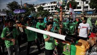 Kampanye cintai bumi salah satunya dengan mengurangi asap rokok demi menekan polusi udara.