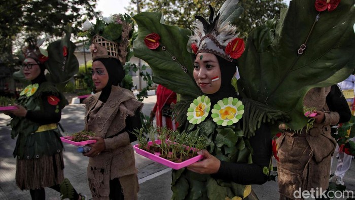 Sejumlah warga menggunakan pakaian dari olahan barang bekas saat mengikuti Semarak Karnaval Merdeka,Sunter Agung, Jakarta Utara, Minggu (4/8).