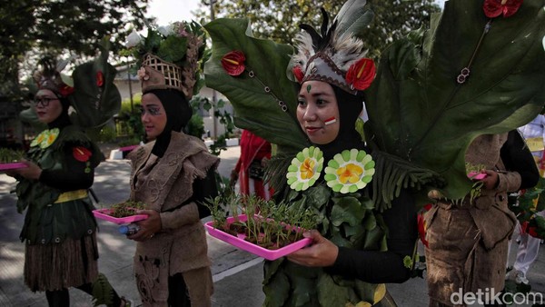 Tujuan menggunakan kostum itu untuk mengkampanyekan hijaukan bumi dengan mengurangi pemanasan global melalui tindakan nyata. Tujuan menggunakan kostum itu untuk mengkampanyekan hijaukan bumi dengan mengurangi pemanasan global melalui tindakan nyata.