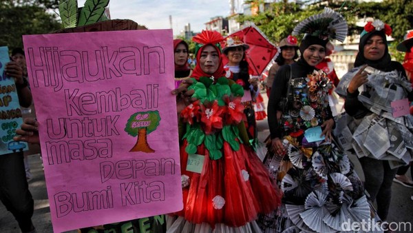 Sejumlah warga menggunakan pakaian dari olahan barang bekas saat mengikuti Semarak Karnaval Merdeka,Sunter Agung, Jakarta Utara, Minggu (4/9/2022).