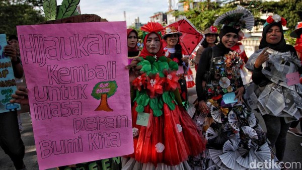 Sejumlah warga menggunakan pakaian dari olahan barang bekas saat mengikuti Semarak Karnaval Merdeka,Sunter Agung, Jakarta Utara, Minggu (4/9/2022). Sejumlah warga menggunakan pakaian dari olahan barang bekas saat mengikuti Semarak Karnaval Merdeka,Sunter Agung, Jakarta Utara, Minggu (4/9/2022).