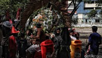 Perubahan iklim berdampak sangat luas pada kehidupan masyarakat. Kenaikan suhu bumi tidak hanya berdampak pada naiknya temperatur bumi tetapi juga mengubah sistem iklim yang mempengaruhi berbagai aspek pada perubahan alam. Selain itu juga berdampak kepada kehidupan manusia, seperti kualitas dan kuantitas air, habitat, hutan, kesehatan, lahan pertanian dan ekosistem wilayah pesisir.