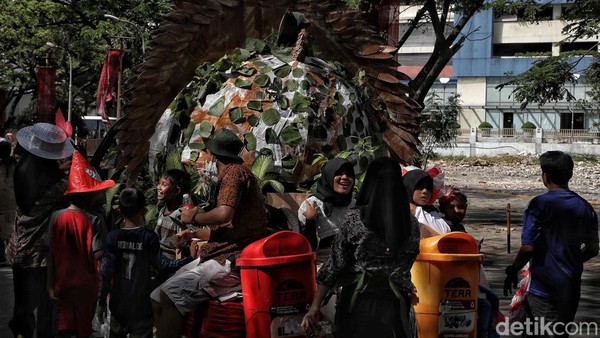 Perubahan iklim berdampak sangat luas pada kehidupan masyarakat. Kenaikan suhu bumi tidak hanya berdampak pada naiknya temperatur bumi tetapi juga mengubah sistem iklim yang mempengaruhi berbagai aspek pada perubahan alam. Selain itu juga berdampak kepada kehidupan manusia, seperti kualitas dan kuantitas air, habitat, hutan, kesehatan, lahan pertanian dan ekosistem wilayah pesisir. Perubahan iklim berdampak sangat luas pada kehidupan masyarakat. Kenaikan suhu bumi tidak hanya berdampak pada naiknya temperatur bumi tetapi juga mengubah sistem iklim yang mempengaruhi berbagai aspek pada perubahan alam. Selain itu juga berdampak kepada kehidupan manusia, seperti kualitas dan kuantitas air, habitat, hutan, kesehatan, lahan pertanian dan ekosistem wilayah pesisir.
