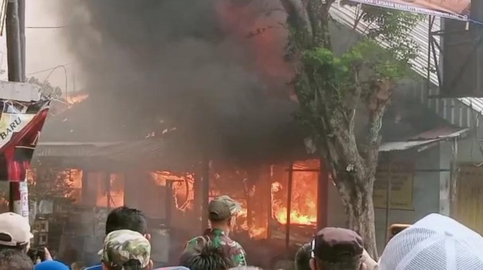 kebakaran Pasar Dungus di Jalan Raya Madiun-Kare, Kecamatan Dagangan, Kabupaten Madiun