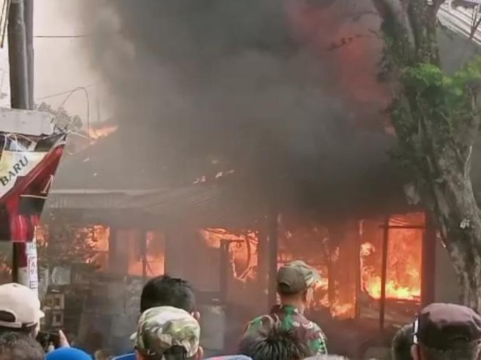 kebakaran Pasar Dungus di Jalan Raya Madiun-Kare, Kecamatan Dagangan, Kabupaten Madiun